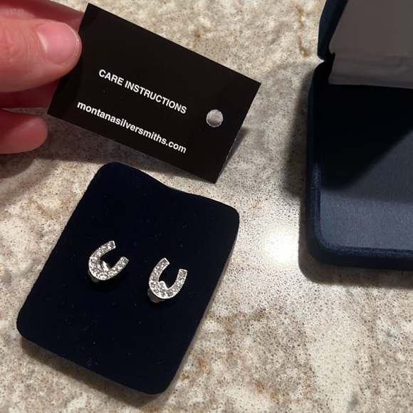 Montana Silversmith horse shoe earrings - Picture 5 of 6